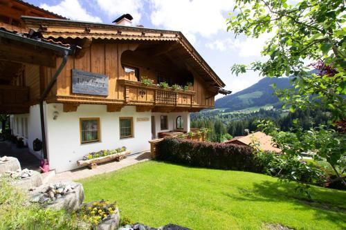 Casa con balcón y patio verde en Gittis Ferienwohnung Panorama WILD31, en Oberau