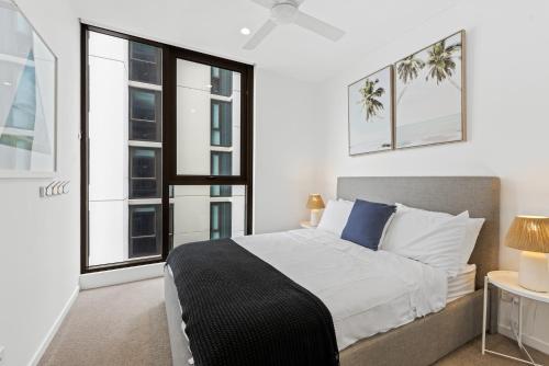 - une chambre avec un lit et 2 grandes fenêtres dans l'établissement Cityscape 2-Bed with Pool, Gym & Secure Parking, à Brisbane