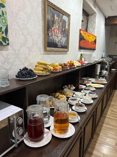 een buffet met eten en drinken op bij Alliance Hotel Tashkent in Tasjkent