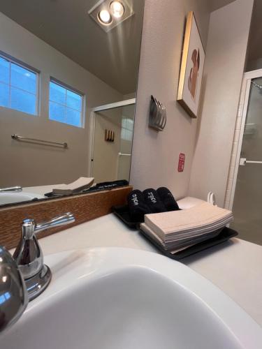 杜邦的住宿－The Twin Scepters Legacy Tacoma，一间带水槽和镜子的浴室