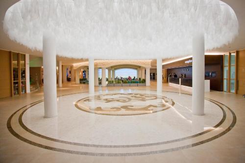 Cette grande chambre est dotée d'un grand plafond blanc. dans l'établissement DIT Evrika Beach Club Hotel - All Inclusive, à Sunny Beach
