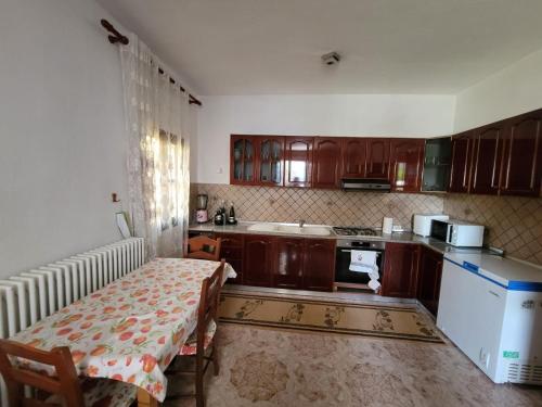 Kuchyň nebo kuchyňský kout v ubytování Private room on a shared apartament near Durres beach