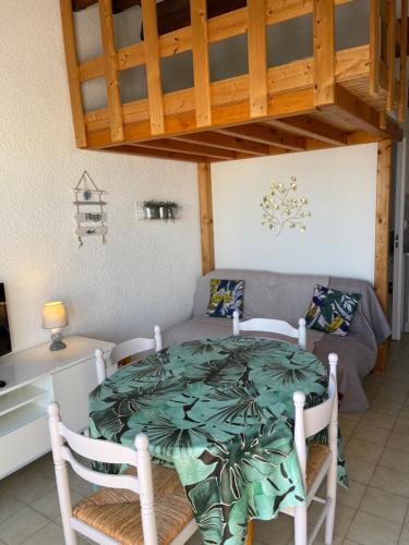 un salon avec une table et un canapé dans l'établissement La plage, à Frontignan