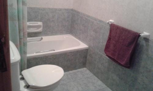 Ένα μπάνιο στο Attard Seafront Apartment 2 in Marsalforn