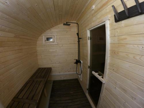 een kleine kamer met een bank in een sauna bij Mine Hostel Dzhergalan in Dzhergalan