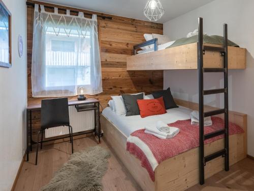 une chambre avec un lit superposé et un bureau dans l'établissement Loges Blanches - APT B404 -BO Immobilier - Châtel - Châtel Multipass 2025 en Été offert par votre hôte, à Châtel