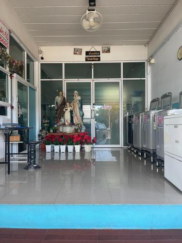 a building with a statue in the middle of a room at ควีนเพลส สระบุรี Queenplace Saraburi in Sara Buri
