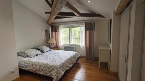 une chambre avec un lit et une fenêtre dans l'établissement St Victor Du Fau, à Pamiers