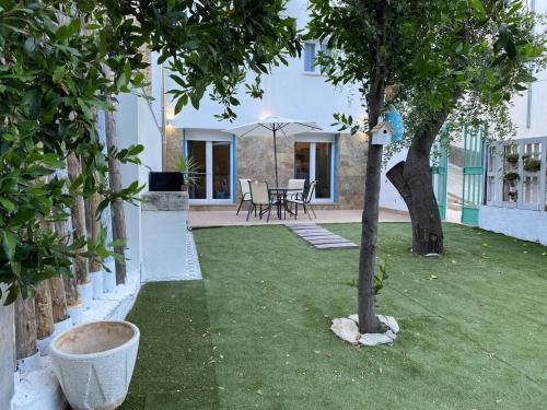 a small tree in the yard of a house at Casa rural La Vereda del rio Guadalquivir in Mogón