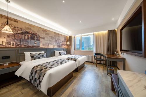 Postel nebo postele na pokoji v ubytování Mehood Theater Hotel, Jinan Quancheng Plaza Baotu Spring