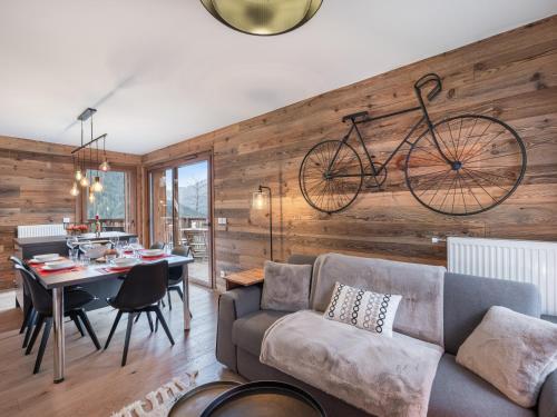 - un salon avec un canapé et un vélo sur le mur dans l'établissement Loges Blanches - APT B404 -BO Immobilier - Châtel - Châtel Multipass 2025 en Été offert par votre hôte, à Châtel