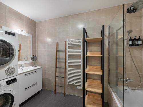 une salle de bain avec douche et machine à laver dans l'établissement Loges Blanches - APT B404 -BO Immobilier - Châtel - Châtel Multipass 2025 en Été offert par votre hôte, à Châtel