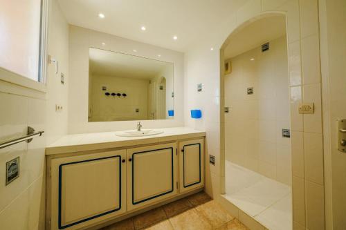 une salle de bain avec un lavabo et une douche dans l'établissement Villa de charme à Sainte-Maxime avec piscine privée, à Sainte-Maxime