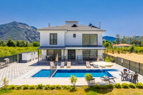 uma villa com uma piscina e uma casa em Villa Wonder em Dalyan