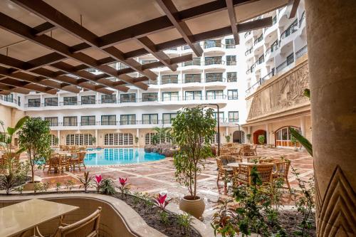 Bazén v ubytování Azal Pyramids Hotel nebo v jeho okolí