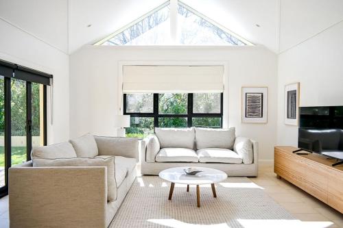 Un lugar para sentarse en Contemporary 10 Person-Haven with Pool