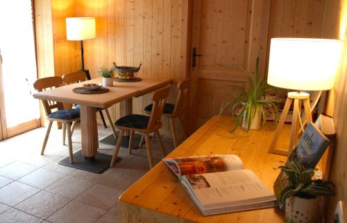 une chambre avec une table, des chaises et une lampe dans l'établissement B&B Blumenstube, à Sant’Orsola