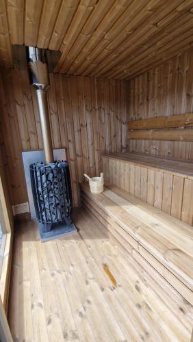 una vista interior de una sauna con suelo de madera en All Season Zieleniec z tarasem i widokiem na Góry Orlickie pasmo Sudetów Sauna&SPA, en Lasowka