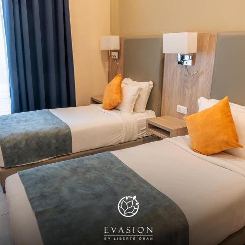Katil atau katil-katil dalam bilik di Liberté Hotels Oran