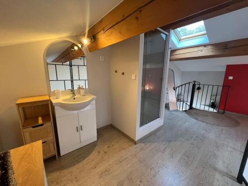 une salle de bain avec un lavabo et un miroir dans l'établissement Villa Saint Raphaël, à Saint-Raphaël