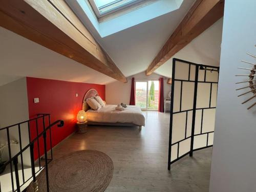 une chambre avec un lit et un mur rouge dans l'établissement Villa Saint Raphaël, à Saint-Raphaël