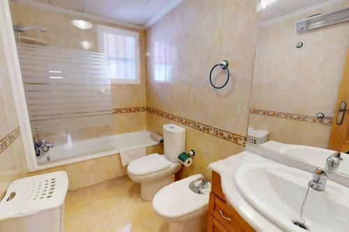 La salle de bains est pourvue de toilettes, d'un lavabo et d'une baignoire. dans l'établissement Immaculate bungalow with amazing sea views, à Mutxamel