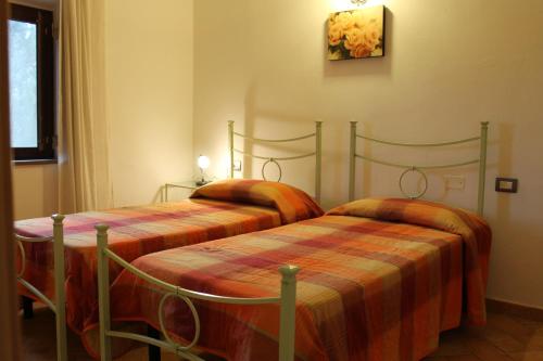 two beds sitting next to each other in a bedroom at Il Casale in Limite