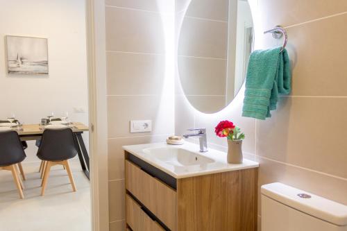 a bathroom with a sink and a mirror at Apartamentos recién reformados en el centro - Mar de Cristal in Peñíscola