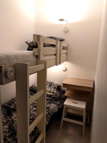 une chambre avec deux lits superposés et un bureau dans l'établissement Appartement 40 m2 Vue Mer, à Hyères