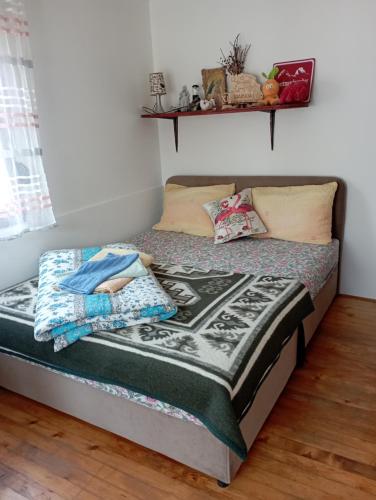 Bett mit Kissen darauf in einem Zimmer in der Unterkunft Rooms Apartment Durmitor in Žabljak