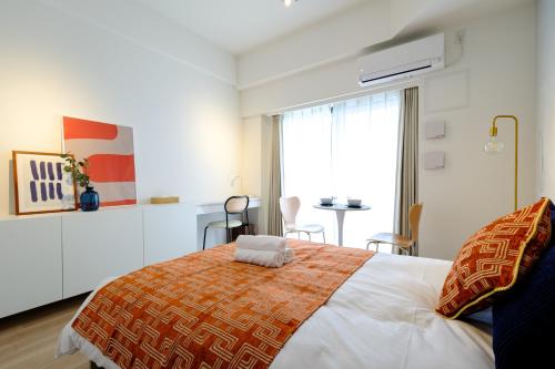 Una cama o camas en una habitación de ZOOM江坂公園 - For long stay, Shin Osaka
