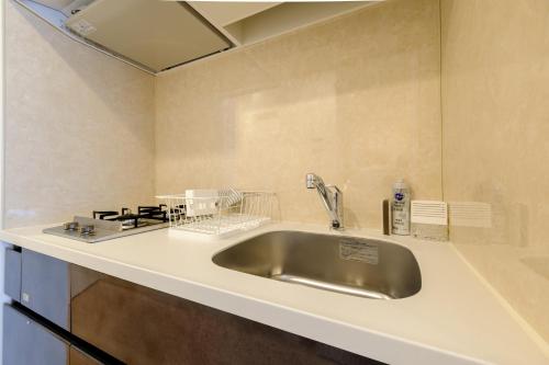Una cocina o cocineta en ZOOM江坂公園 - For long stay, Shin Osaka