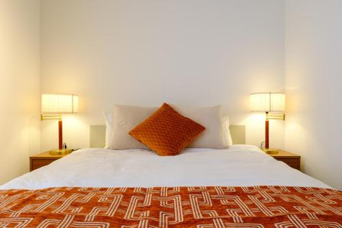 Una cama o camas en una habitación de ZOOM江坂公園 - For long stay, Shin Osaka