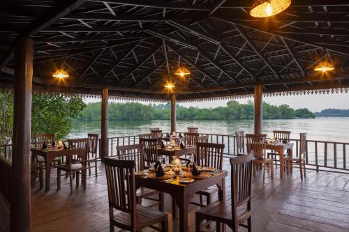 Výhled na řeku, která protéká v blízkosti hotelu
