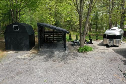 Φωτογραφία από το άλμπουμ του Glamping Guesthouse - Airstream Experience σε Sackets Harbor