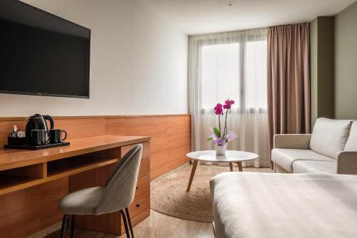 een hotelkamer met een bed en een televisie bij Hotel SB Express Tarragona in Tarragona