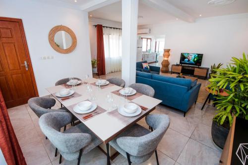 ポワントノワールにあるAppartement 3 chambres Spacieux et Lumineuxのテーブルと椅子のあるダイニングルーム