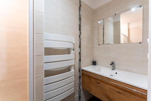 a bathroom with a sink and a mirror at Maison de vacances avec terrasse in Rochefort-du-Gard