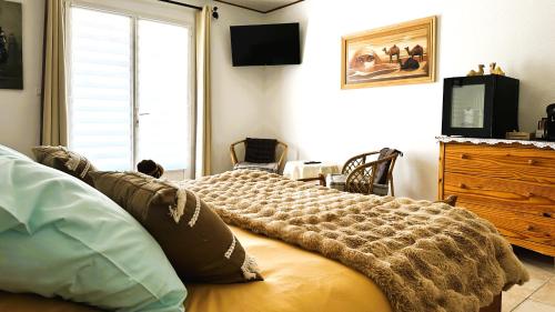 a bedroom with a bed with a blanket on it at Oasis Des Corbières in Boutenac