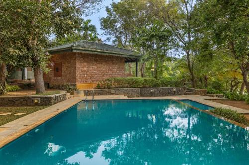 een zwembad in de tuin van een huis bij River Loft Nature Resort in Pathegama