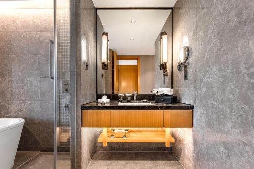 y baño con lavabo y ducha. en Wyndam Xuzhou East, en Xuzhou