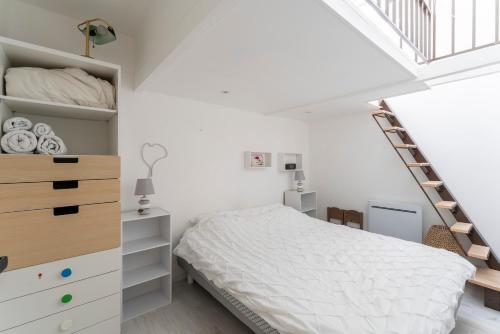 um quarto branco com uma cama e uma escada em Le Sky - Les Alpilles em Eyguières