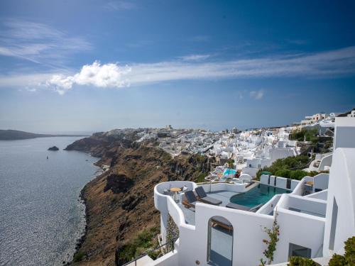 Cette villa offre une vue sur l'océan. dans l'établissement IKIES Santorini, à Oia