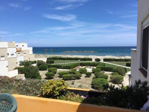 Studio avec terrasse face plage parking