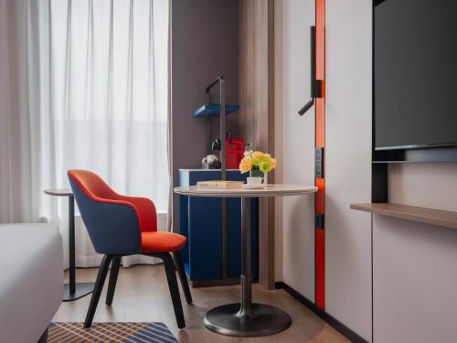a room with a table and a chair in a room at Holiday Inn Express Beijing Zhongguancun Tech Park by IHG l Next to The Old Summer Palace & Beijing Sport University l Taxi 10 Minutes to Summer Palace & Peking University & Tsinghua University in Beijing