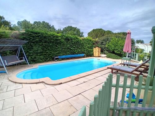 une piscine dans une cour clôturée dans l'établissement Le bonheur en Provence, à Trets