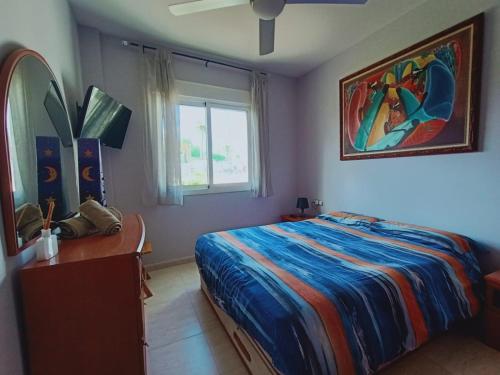 um quarto com uma cama, uma cómoda e uma janela em El rincón de Elia em L'Ampolla