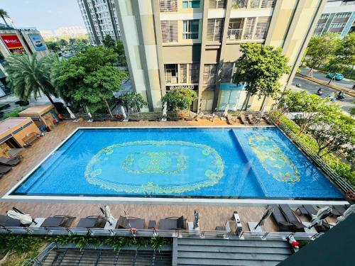 an overhead view of a swimming pool in a building at Free Pickup Airport-LANDMARK 81 Condotel Center Suite in Ho Chi Minh City