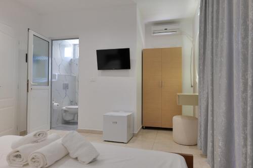 a bedroom with a bed with towels on it at Vila Melisa in Ksamil
