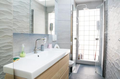 een badkamer met een witte wastafel en een toilet bij EXIGEHOME - Maison à 2 pas de la foret - 30min de Versailles in Vélizy-Villacoublay